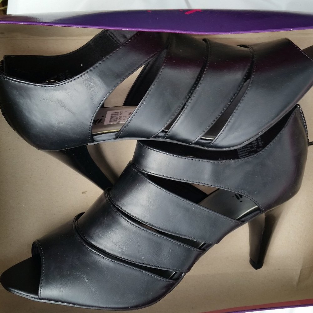 NIB Fioni Black High-Heel Sandals Zip-Back SZ 10W